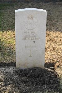 Ismailia War Memorial Cemetery - Dix, T R